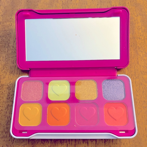 Love Island x Makeup Revolution Bundle - Picture 2 of 3